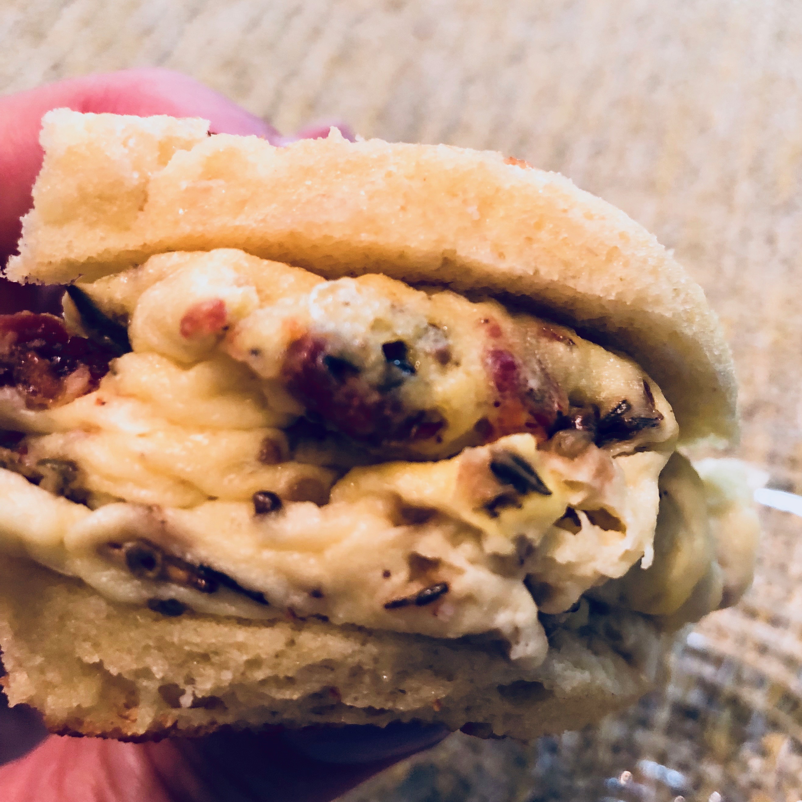 Low-carb, grain-free, keto egg breakfast sandwich | The Simplicity of Wellness | Amy White Nutritionist